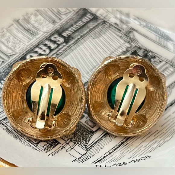 Vintage Trifari Emerald Cabochon Shell Textured Clip-On Earrings - Picture 5 of 10